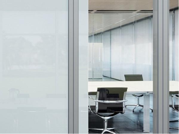Smart Glass Is One Theme At Glasstec 2018 Glassonweb Com Glass Partition Walls Used In Offices Can Often Be Switched Between Transpa And Opaque Photos