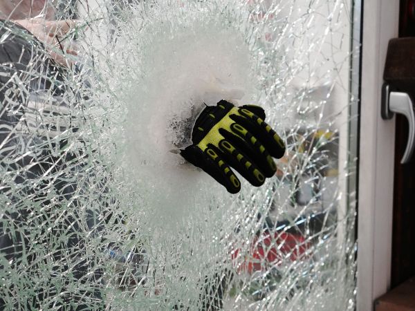 The ift Guideline EI-06/1 “Vandalism-Resistant Building Elements and Facilities” defines typical perpetrator behaviour, tools, reproducible sequences as well as possible hazard classes for glazing. Photo: ift Rosenheim