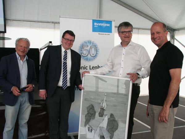 In Anwesenheit von Firmengründer Karl Lenhardt, Bürgermeister Oliver Korz, Bystronic Lenhardt Geschäftsführer Michael Rudloff, Bystronic glass CEO Dr. Burghard Schneider