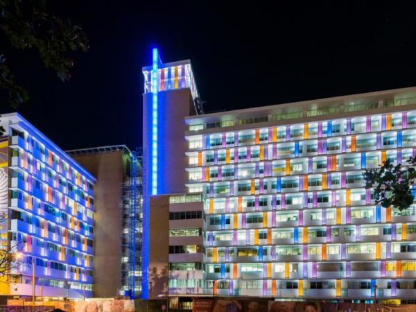 Bendheim Channel Glass Enlivens Children’s Hospital Facade with Color & Light Bendheim Channel Glass Enlivens Children’s Hospital Facade with Color & Light