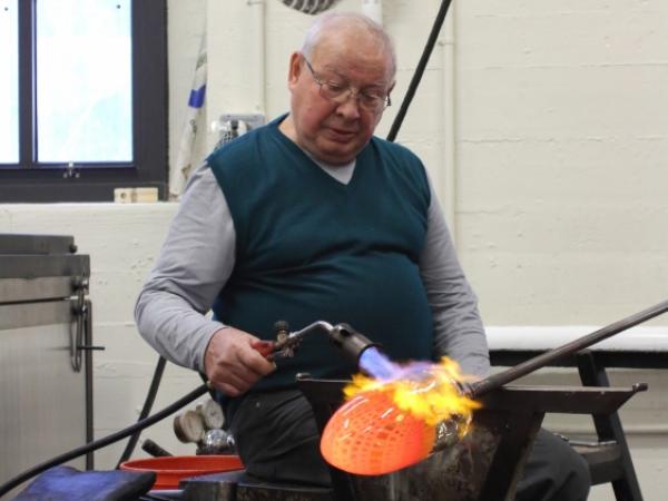  Master glassmaker finds design inspiration at MIT