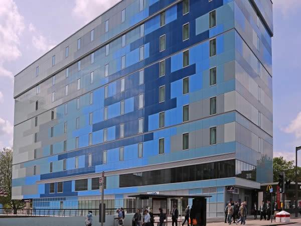 An eye-catching StoVentec rainscreen façade solution has been used on a new Premier Inn hotel in London. An eye-catching StoVentec rainscreen façade solution has been used on a new Premier Inn hotel in London.