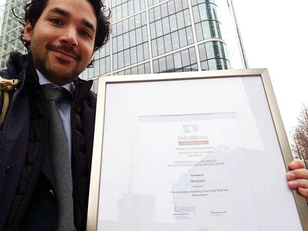  Octatube´s Sven Butteling (sales manager) with the award certificate