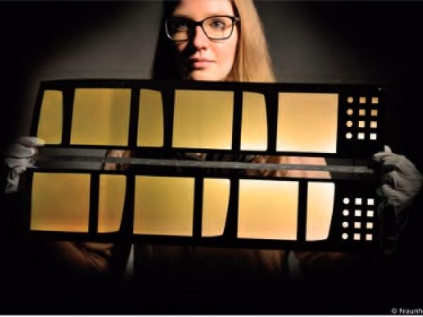  Glass-on-glass lamination for large-area OLEDs right from the roll