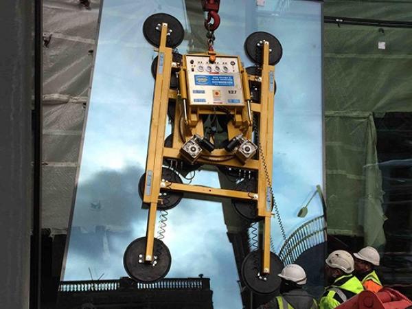  Hird delivers super-heavy lift solution for Nova Victoria