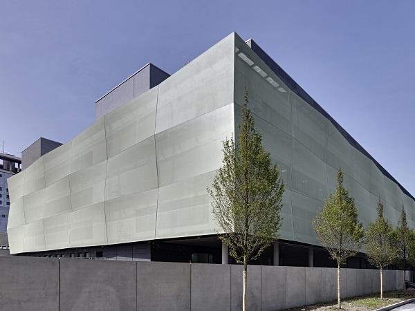 The FACID textile façade system gives the façade of the surgical centre in the Großhadern district of Munich a three-dimensional appearance. The FACID textile façade system gives the façade of the surgical centre in the Großhadern district of Munich a three-dimensional appearance.