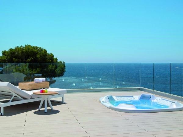 Comenza’s new range of glass railing systems, now available in Middle East markets thanks to Sahara International Group