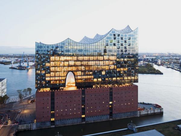 The façade of the Elbphilharmonie shimmers differently with every change in the light – thanks to partial coating with "ipachrome design" from AGC Interpane. 