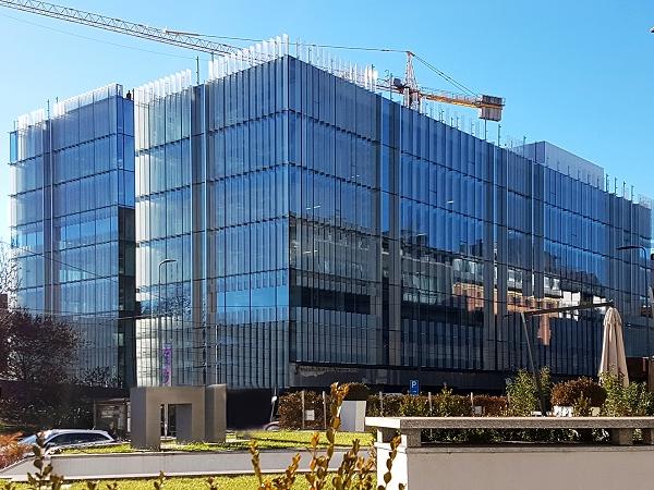 In the new Amazon’s headquarters in Milan, more than 10,000 square metres of ISOLAR SOLARLUX® solar control glass more than 1,100 glass fins were used. 