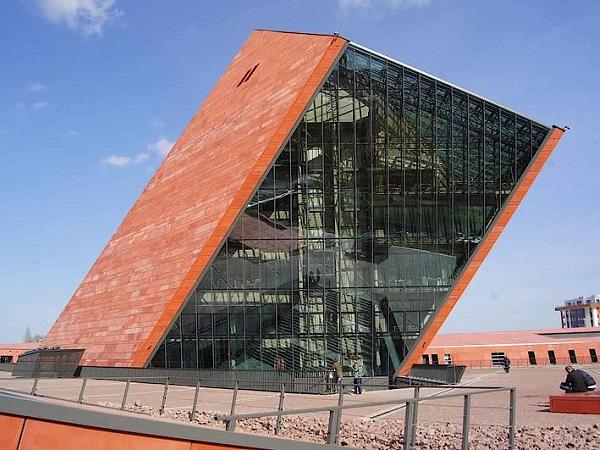 The striking development features a 56 degree angle towards the forecourt to thus create an expressive landmark. (Copyright Alicja Bittner) The striking development features a 56 degree angle towards the forecourt to thus create an expressive landmark. (Copyright Alicja Bittner)