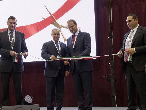 Gábor Németh (Deputy Mayor of Oroszlány) Adam Jüllich (CEO Jüllich Holding), Othmar Sailer (CEO LiSEC Group) and Bernhard Scheidl (Managing Director GLASTRONiC) jointly inaugurated the new production hall. 