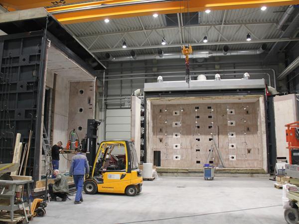 Installation of the 5 m x 5 m furnace in the ift Fire Safety Centre (Source: ift Rosenheim)