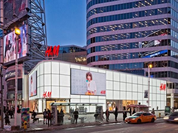 Opaque finish acid-etched on low-iron glass by Vitro Architectural Glass lights up H&M flagship store in Toronto’s “Times Square North”