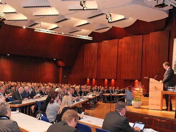 A view of the assembly with nearly 1,000 participants at the Rosenheim Window and Façade Conference 2016 (Source: ift Rosenheim) 