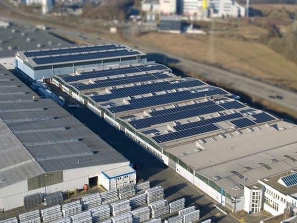 For the EEG-compliant photovoltaic system, a total of 4,583 modules were installed on five roofs at profine GmbH's Pirmasens site. For the EEG-compliant photovoltaic system, a total of 4,583 modules were installed on five roofs at profine GmbH's Pirmasens site.