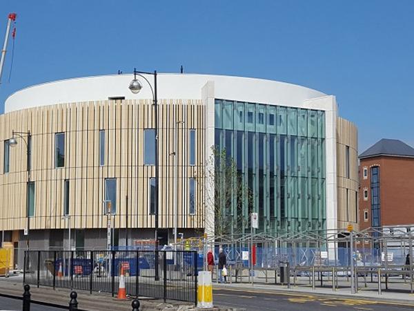 StoVentec R was used on the curved design of the building's topmost section StoVentec R was used on the curved design of the building's topmost section