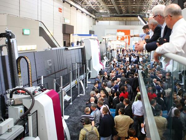  The new machine design was presented to the public for the first time at the glasstec 2016. The presentations of the TPA-line were a magnet for visitors. 