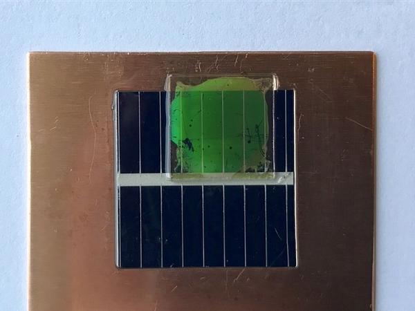 The "nanopatterned" panel appears green independent of the angle at which it's viewed.