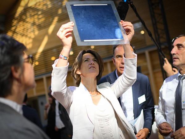 Heliatek wins iIsabelle Kocher, CEO of engie, insepcting HeliaFilm® Isabelle Kocher, CEO of engie, insepcting HeliaFilm®
