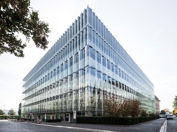 Swiss Re Next – undulating glass facade on Lake Zurich Swiss Re Next – undulating glass facade on Lake Zurich