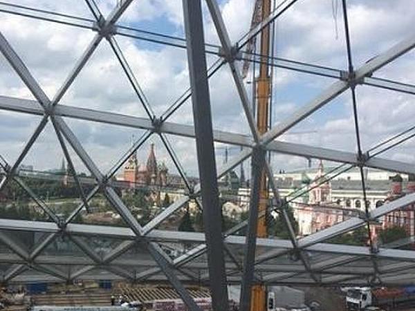 Glass beams installed at Zaryadye park