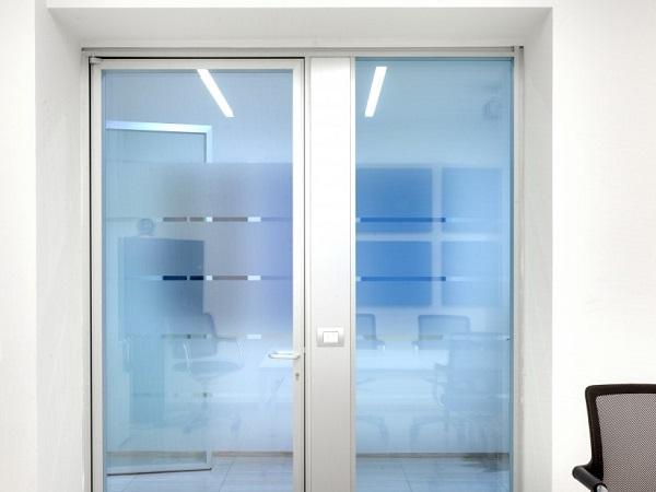 Doors in frosted glass: the sandblasting technique