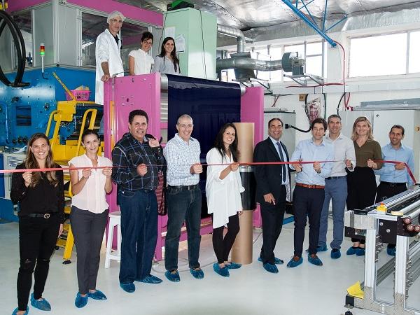 Gauzy CEO Eyal Peso cuts the ribbon to launch Gauzy’s SPD-Smart light control film production line with Joseph M. Harary, CEO of Research Frontiers, while select members of Gauzy’s senior management and board of directors look on.