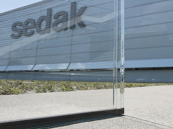 The harmony of the transparency of glass facades and roofs is often disturbed by clearly visible, opaque spacers. sedak’s glass spacer allows for insulating glass units with minimal joints.  Photo: sedak GmbH & Co. KG