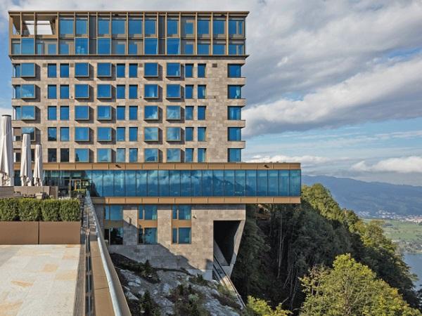 The façade glass features a light bluish tint, and reflects the changing weather conditions in the surrounding area. The façade glass features a light bluish tint, and reflects the changing weather conditions in the surrounding area.