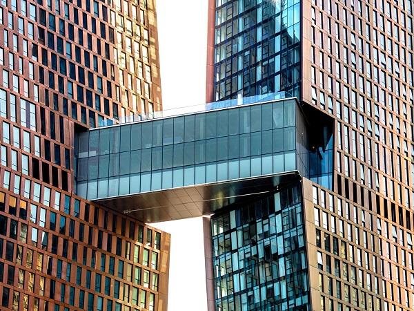 The Skybridge is the centrepiece of the architecture – thanks to this linking element, building services can be supplied to both towers via one common system. (Copyright ©JDS) The Skybridge is the centrepiece of the architecture – thanks to this linking element, building services can be supplied to both towers via one common system. (Copyright ©JDS)