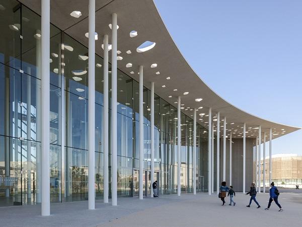 With its giant glass facade, the faculty of medicine of the University of Montpellier invites and offers an open view into the building.