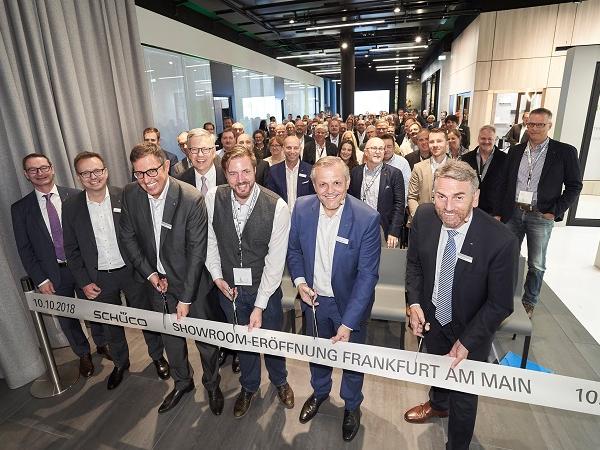 Andreas Engelhardt (second from right), Managing Partner of Schüco International KG, officially opens the company showroom in the Nextower.