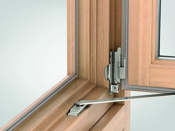 Roto: Steel rebate corner hinge for timber windows sets an example in schools