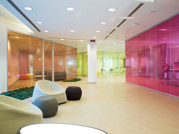 The colors of well-being in your glass furniture for offices