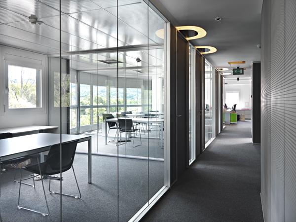 The partition glass walls put in communication environments