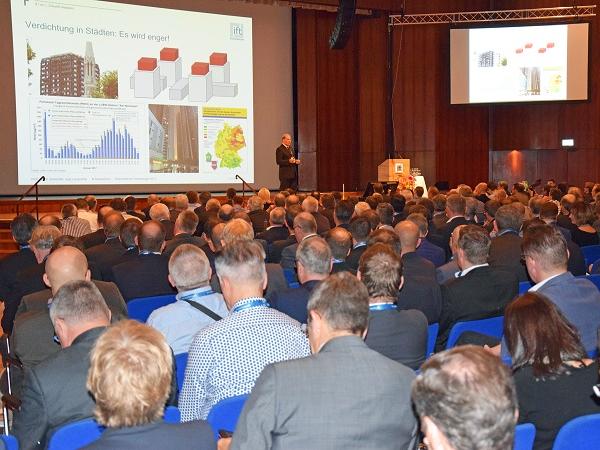 Prof. Ulrich Sieberath (Director of ift Rosenheim) at the opening lecture of last year's Rosenheim Window & Facade Conference (Source: ift Rosenheim)