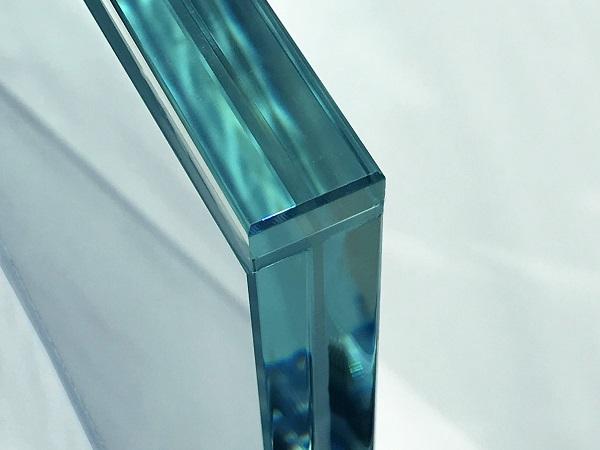 Detail with great effect: the absolutely even conclusion of glass parapets with an extremely thin laminated-on glass strip that is highly polished on its sides. Photo: sedak GmbH & Co. KG