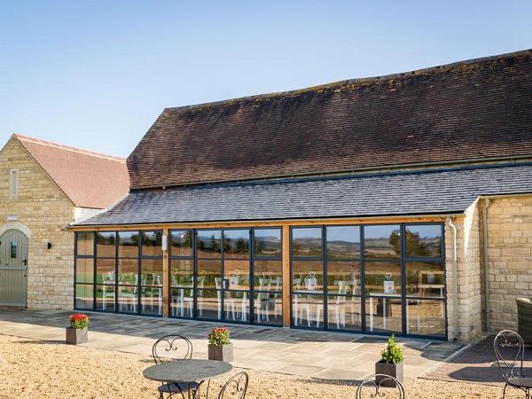 Cotswold café extended using steel screens from SWA member