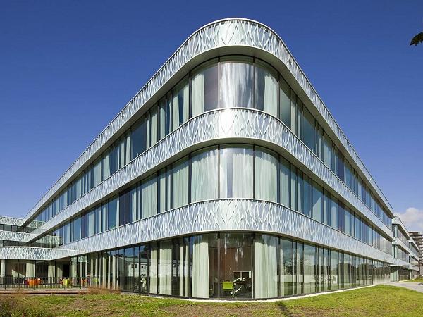 HAGA hospital takes on the air of a light, transparent vessel HAGA hospital takes on the air of a light, transparent vessel