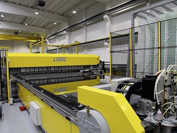 The first sensory perception when entering the production hall: amazingly high degree of cleanliness, bright yellow machinery (combined with subtle gray) and the hiss of LiSEC shuttles that accelerate