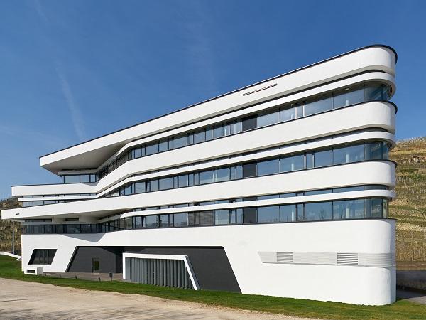 The narrow profiles make the façade look like continuous ribbon windows from the outside. The narrow profiles make the façade look like continuous ribbon windows from the outside.