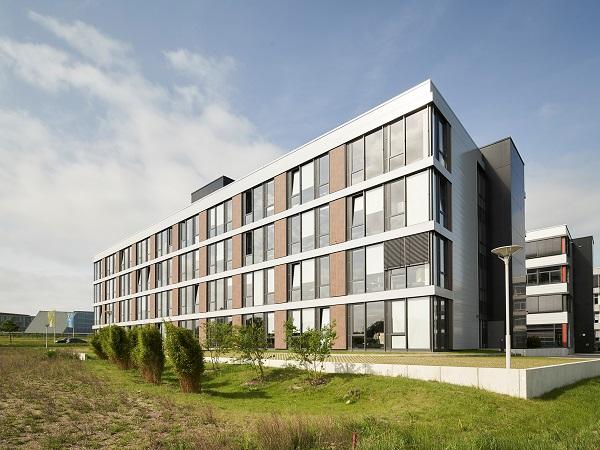 With its urban location as the end point of the campus, the ICW 8 office building in the Forum AutoVision forms an inviting gateway to the city of Wolfsburg. With its urban location as the end point of the campus, the ICW 8 office building in the Forum AutoVision forms an inviting gateway to the city of Wolfsburg.