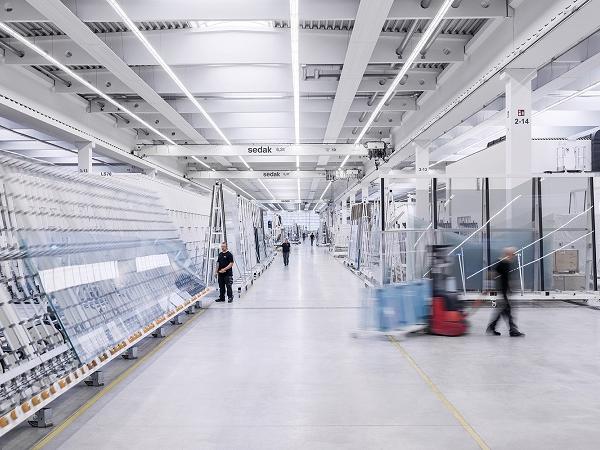 The production in Gersthofen (Germany) is in full swing, in 2018, also for glass up to 3.51 m x 20 m! The production in Gersthofen (Germany) is in full swing, in 2018, also for glass up to 3.51 m x 20 m!