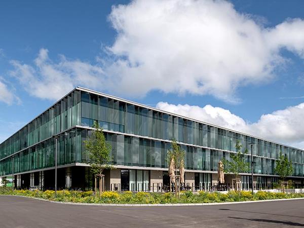 Folded glass facade for the new Lidl Schweiz headquarters Folded glass facade for the new Lidl Schweiz headquarters