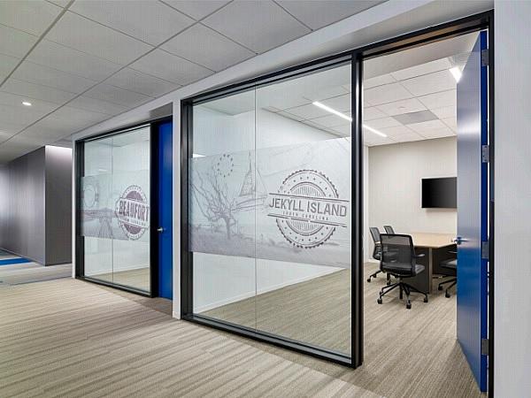 Meeting rooms with angled glass and aluminum partitions (photo © Jeffrey Totaro) Meeting rooms with angled glass and aluminum partitions (photo © Jeffrey Totaro)