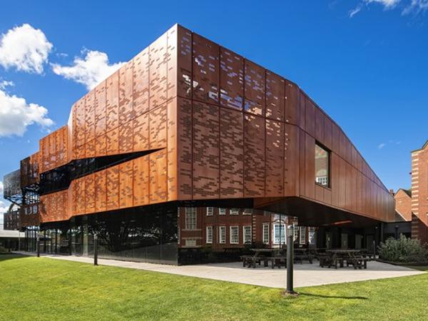 StoVentec glass reflects the attractive landscaping and the school's original buildings. StoVentec glass reflects the attractive landscaping and the school's original buildings.