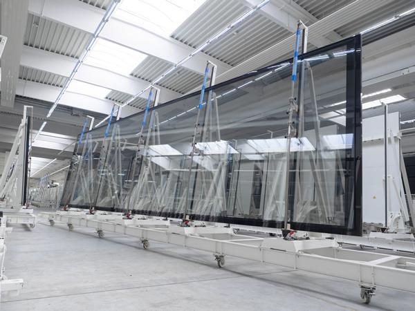 10,6 meter long insulating glass