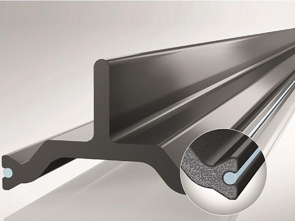 Smooth shell, foamed core: The fine-pored structure in the core of the profile of insulbar LI reduces the thermal conduction capacity. 