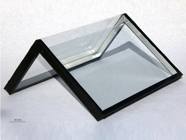 A double-glazed corner element produced with the new glass-bending process.
