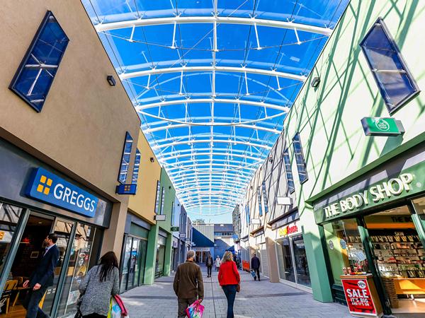 New vaulted glass roof brings sun lit year-round shopping to a Devon town | Pilkington New vaulted glass roof brings sun lit year-round shopping to a Devon town | Pilkington